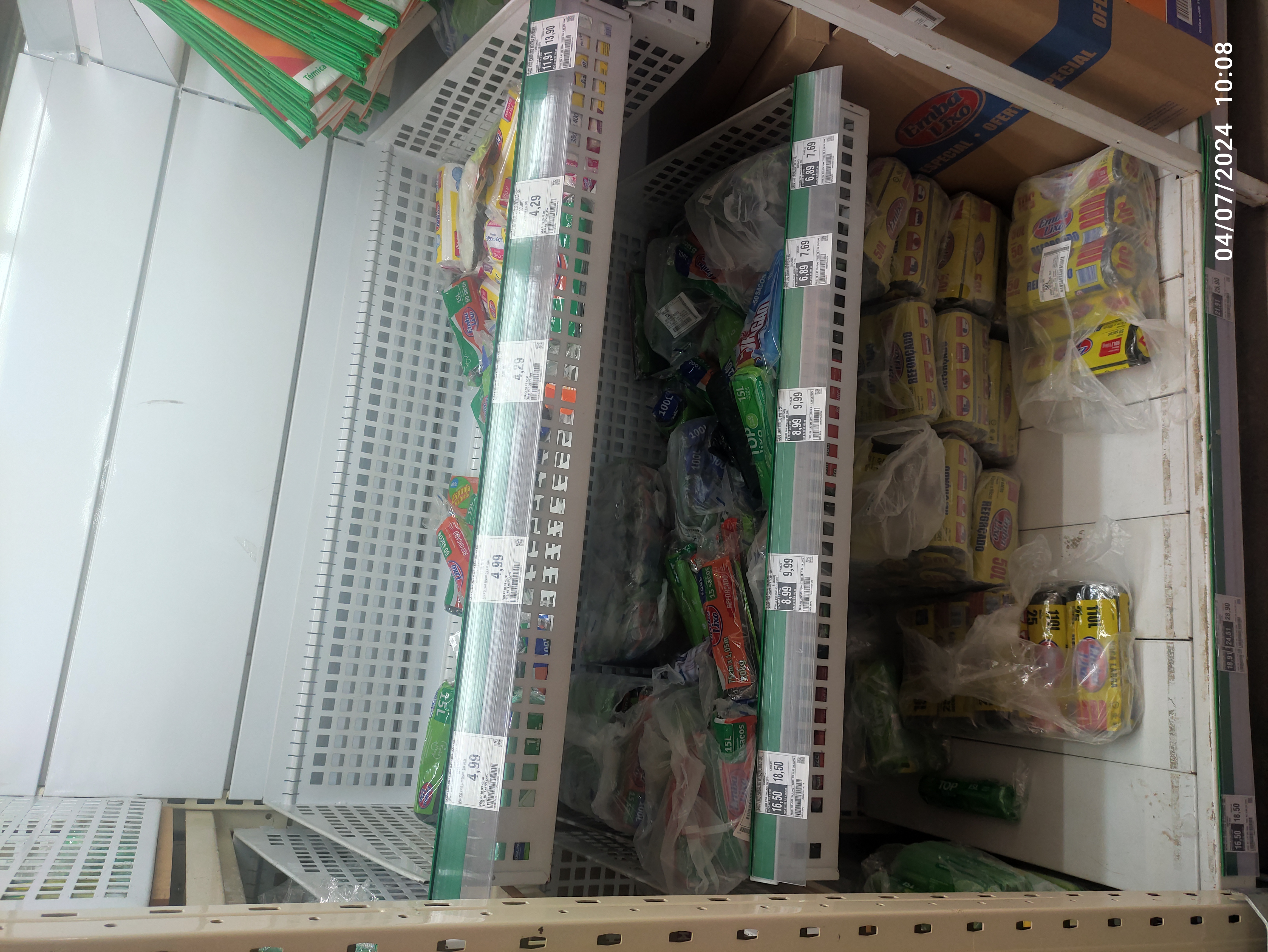 imagem da gondola de sacos de lixo, vazia